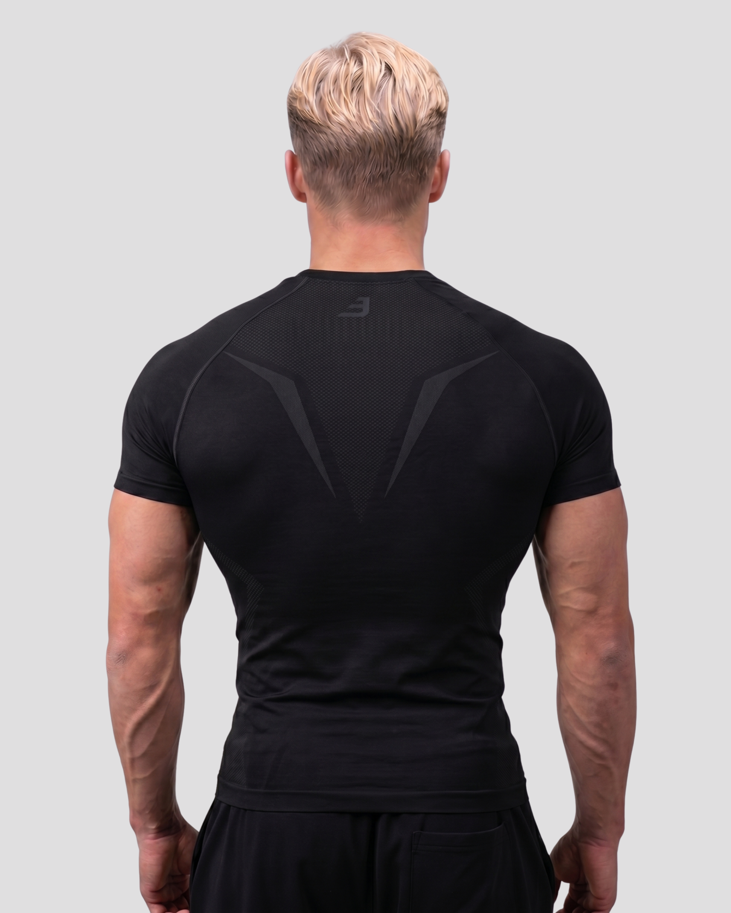 EW-CARBON | JET BLACK SEAMLESS T-SHIRT