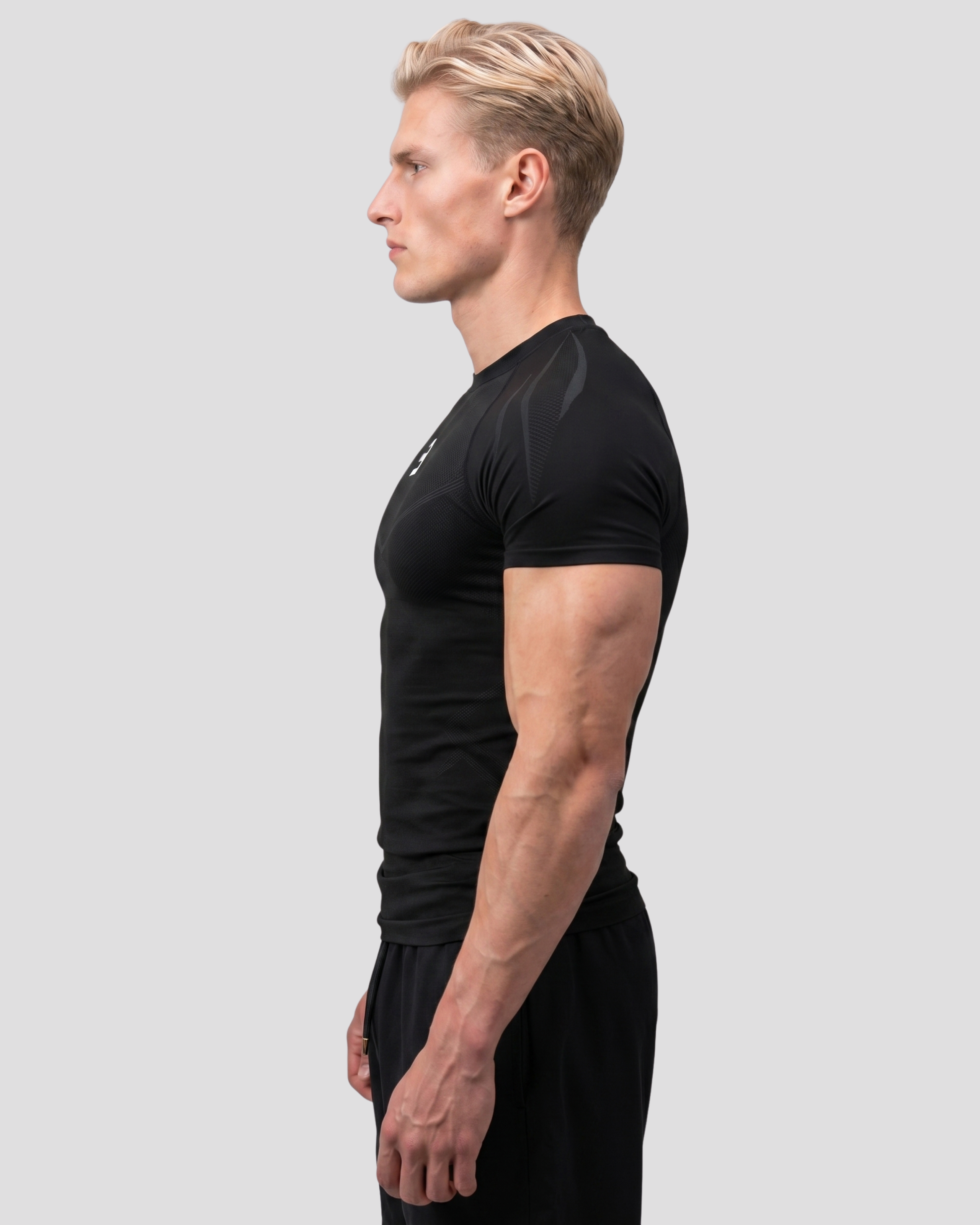 EW-CARBON | JET BLACK SEAMLESS T-SHIRT